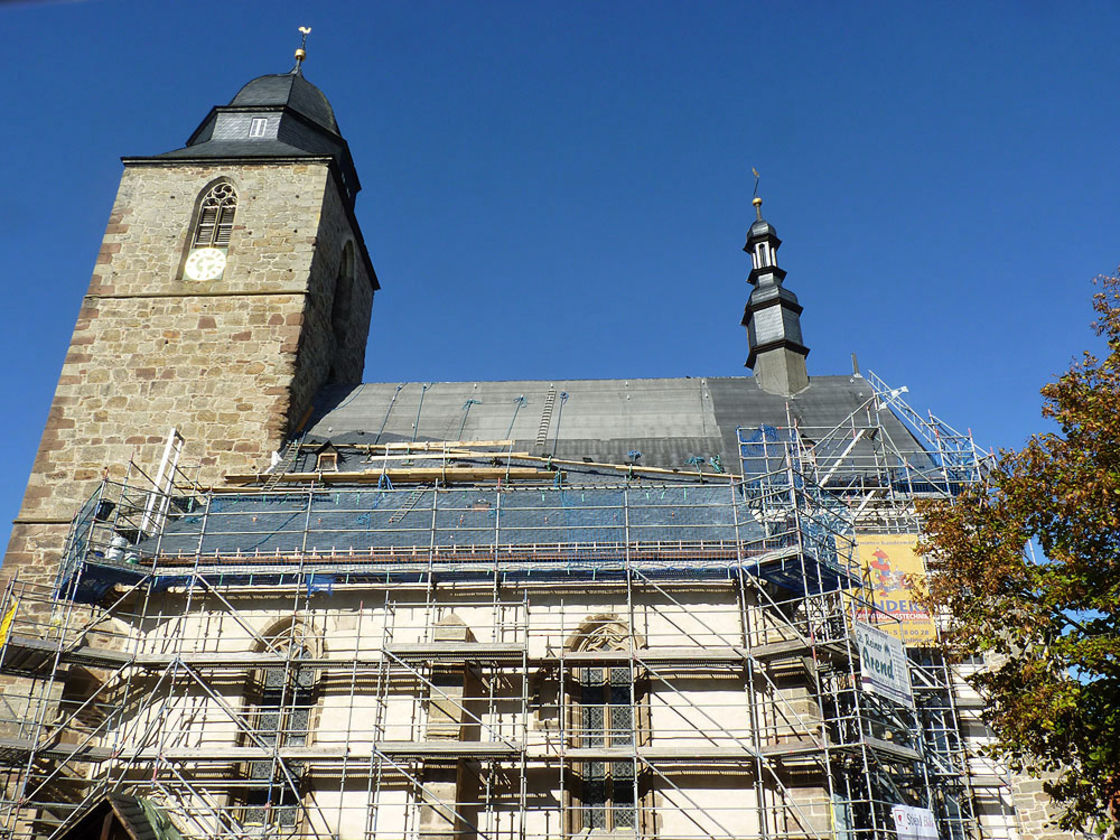 Dacharbeiten an St. Crescentius (Foto: Karl-Franz Thiede)